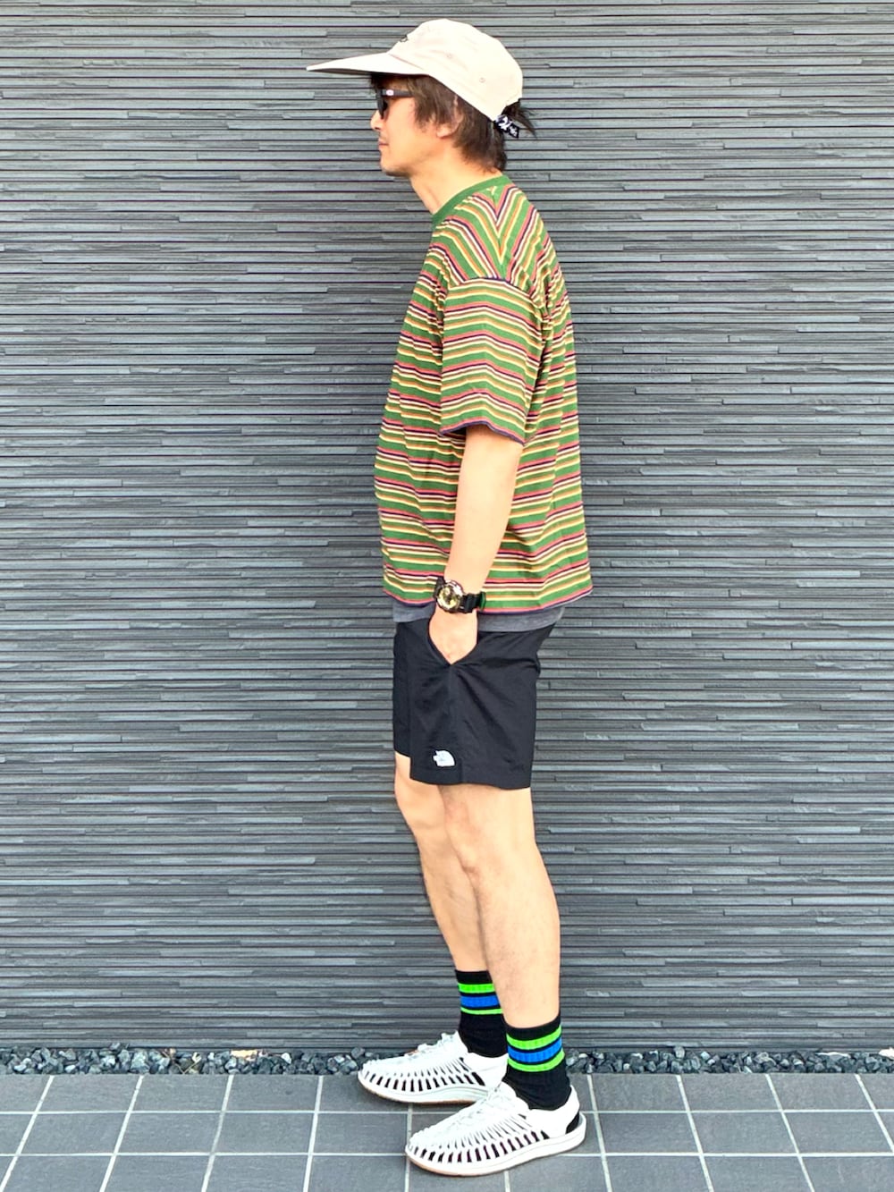 グリーン系のTシャツ/カットソー、グレー系のTシャツ/カットソー、ブラック系のその他パンツを着用したメンズの夏コーディネートの3枚目の写真