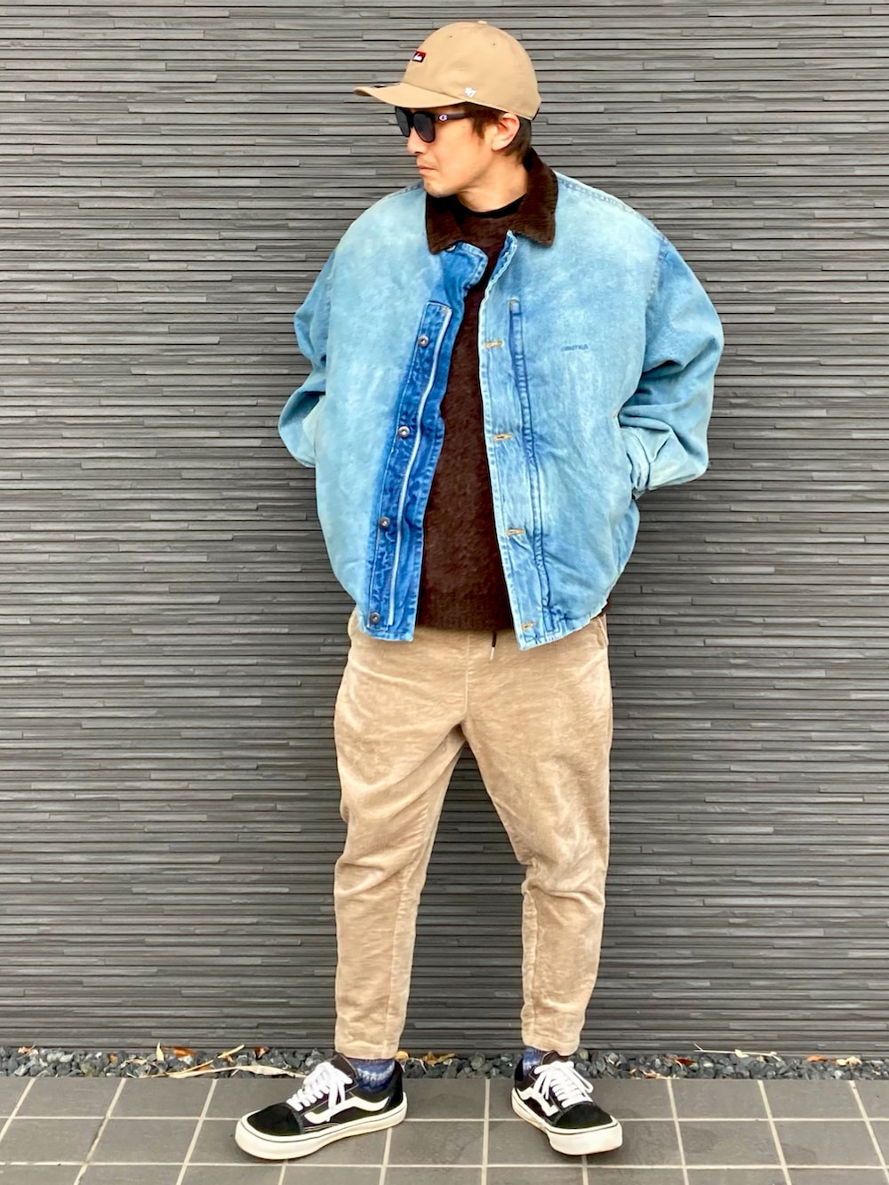 ブルー系のデニムジャケット、ブラウン系のニット/セーター、ベージュ系のその他パンツを着用したメンズの冬コーディネートの4枚目の写真