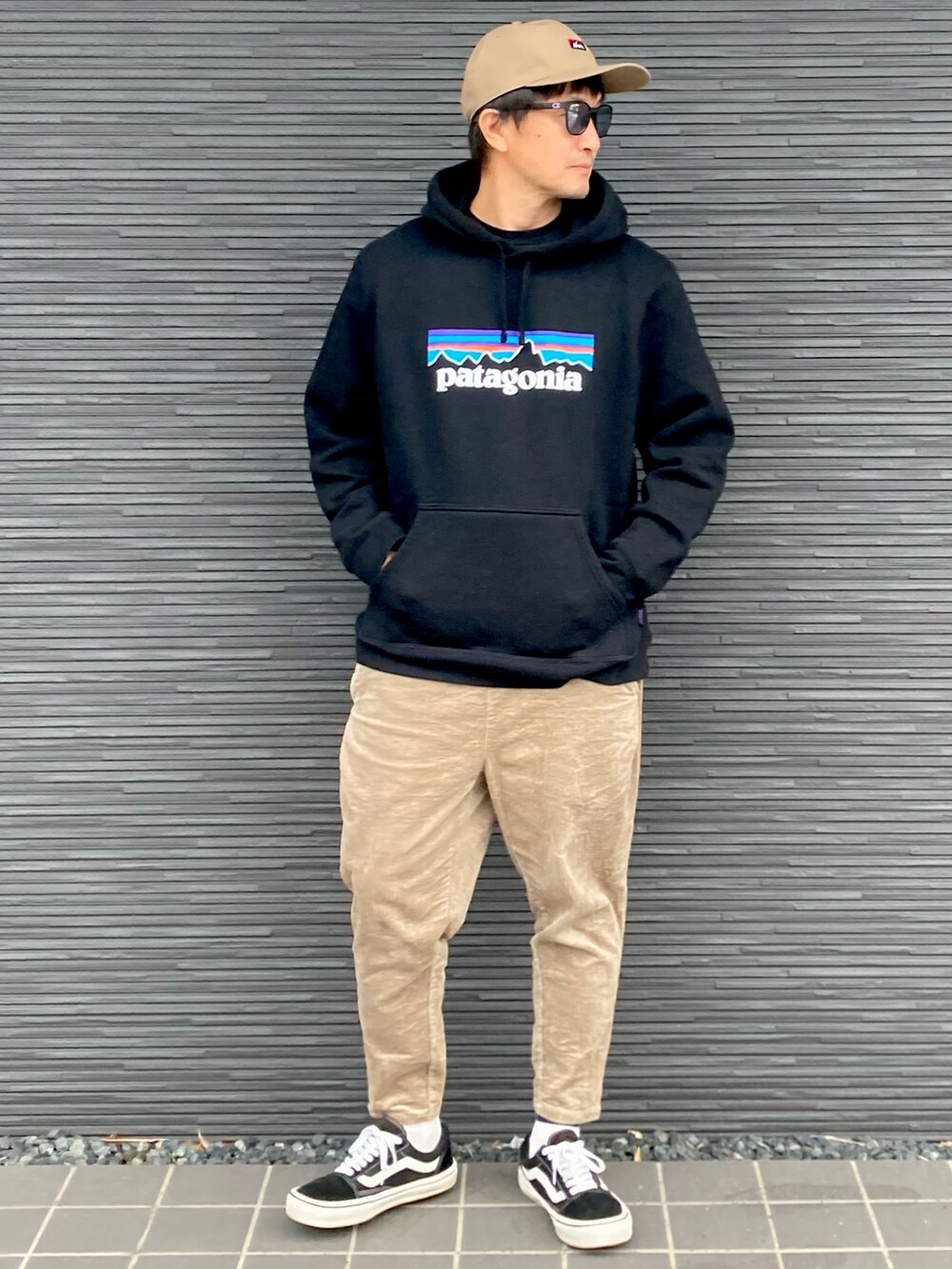 ベージュ系のその他パンツ、ブラック系のスニーカー、ブラック系のパーカーを着用したメンズの秋コーディネートの2枚目の写真