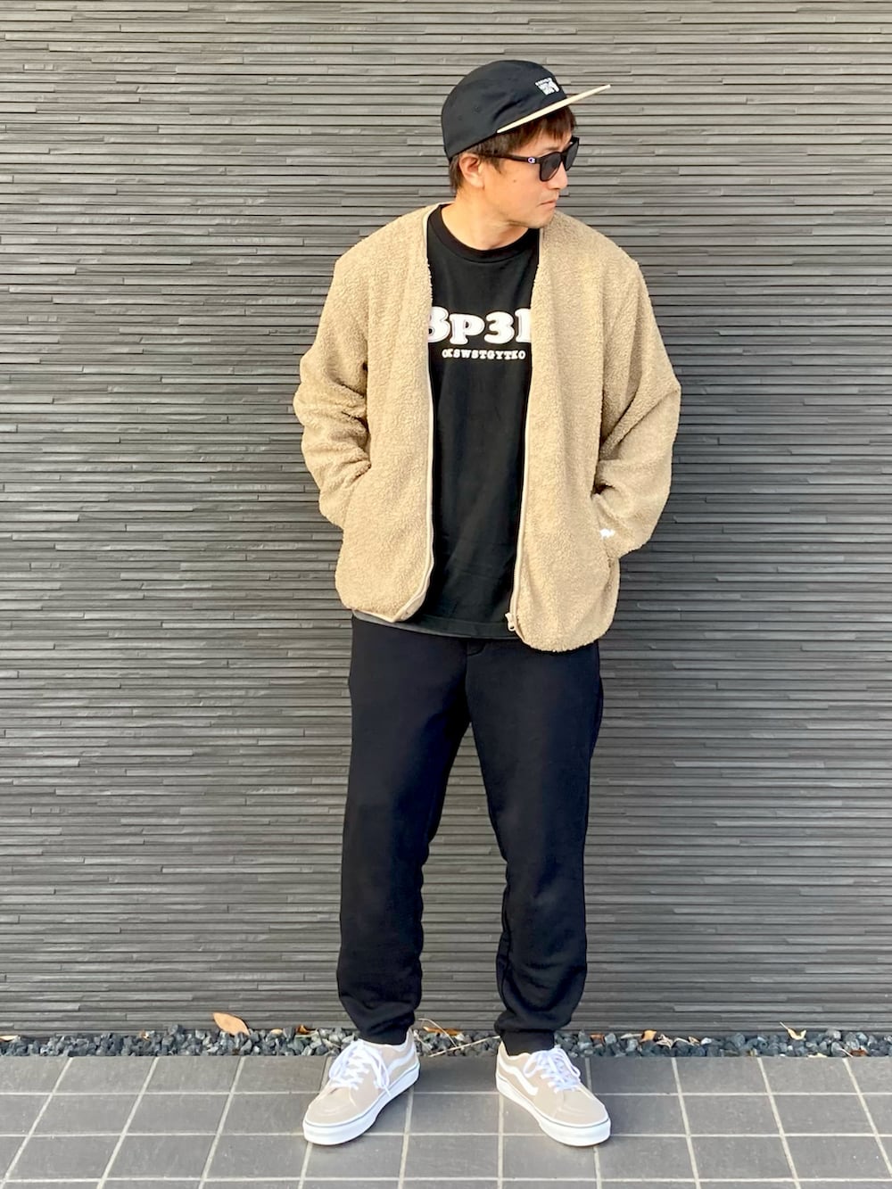 ベージュ系のノーカラージャケット、ブラック系のTシャツ/カットソー、グレー系のTシャツ/カットソーを着用したメンズの冬コーディネートの2枚目の写真