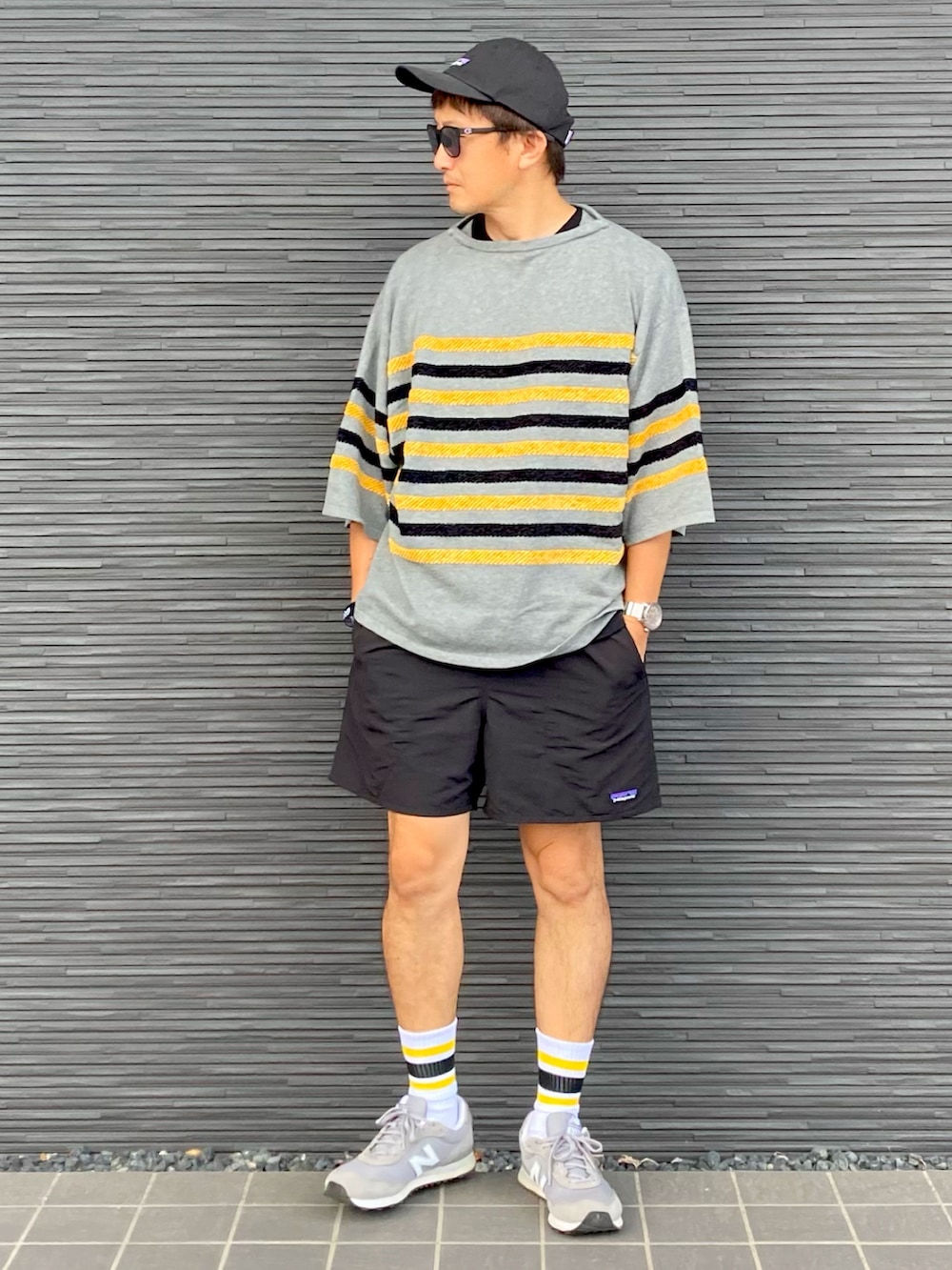 グレー系のニット/セーター、ブラック系のその他パンツ、グレー系のスニーカーを着用したメンズの秋コーディネートの3枚目の写真