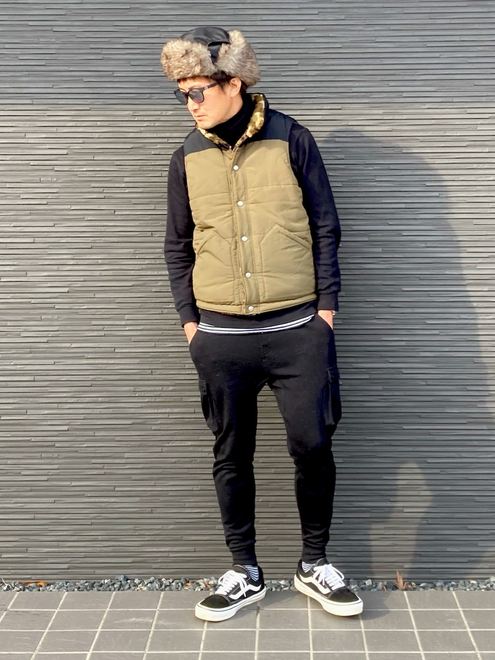 グリーン系のその他アウター、ブラック系のTシャツ/カットソー、ホワイト系のタンクトップを着用したメンズの春コーディネートの2枚目の写真