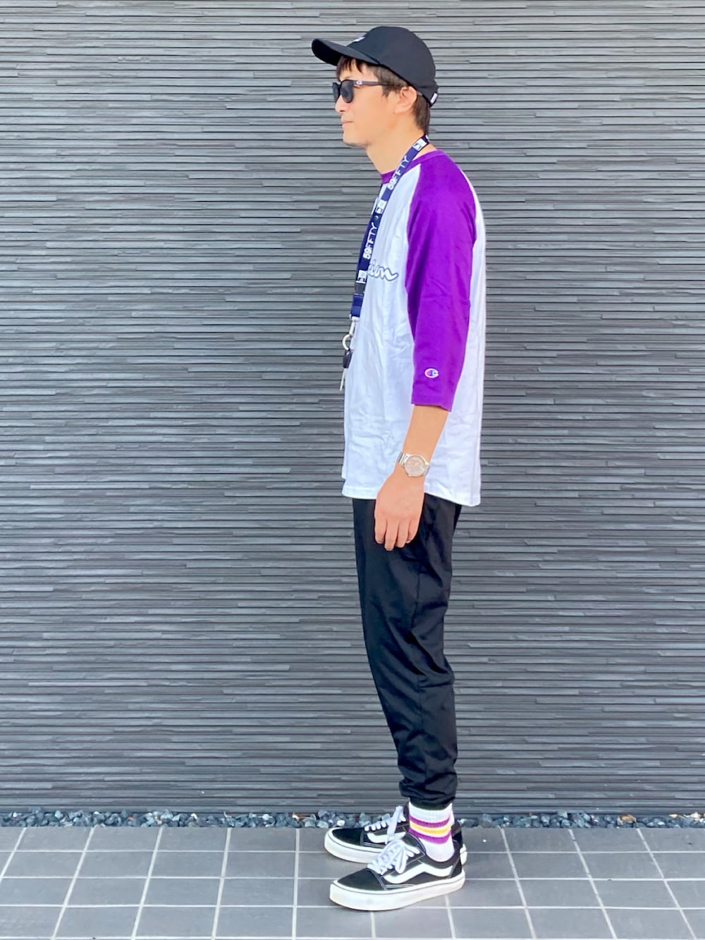 ホワイト系のTシャツ/カットソー、ブラック系のパンツ、ブラック系のスニーカーを着用したメンズの秋コーディネートの2枚目の写真