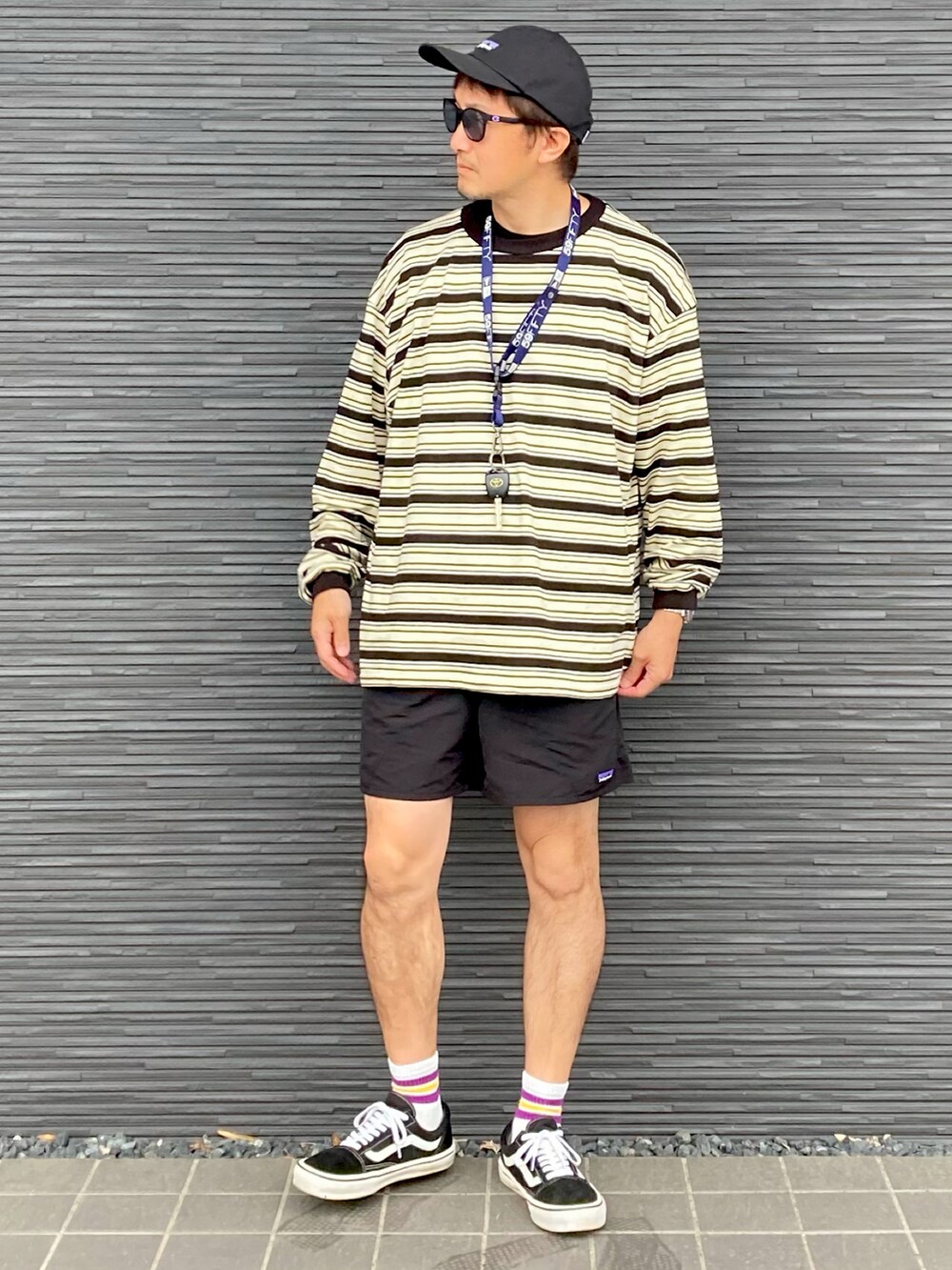 ブラック系のTシャツ/カットソー、ブラック系のその他パンツ、ブラック系のスニーカーを着用したメンズの春コーディネートの2枚目の写真