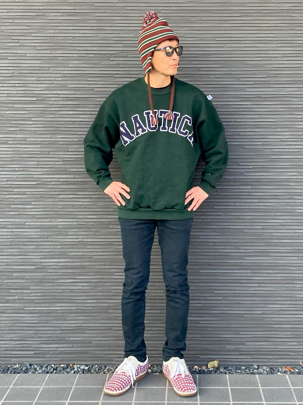 グリーン系のスウェット、ブラック系のパンツ、その他のスニーカーを着用したメンズの秋コーディネートの4枚目の写真