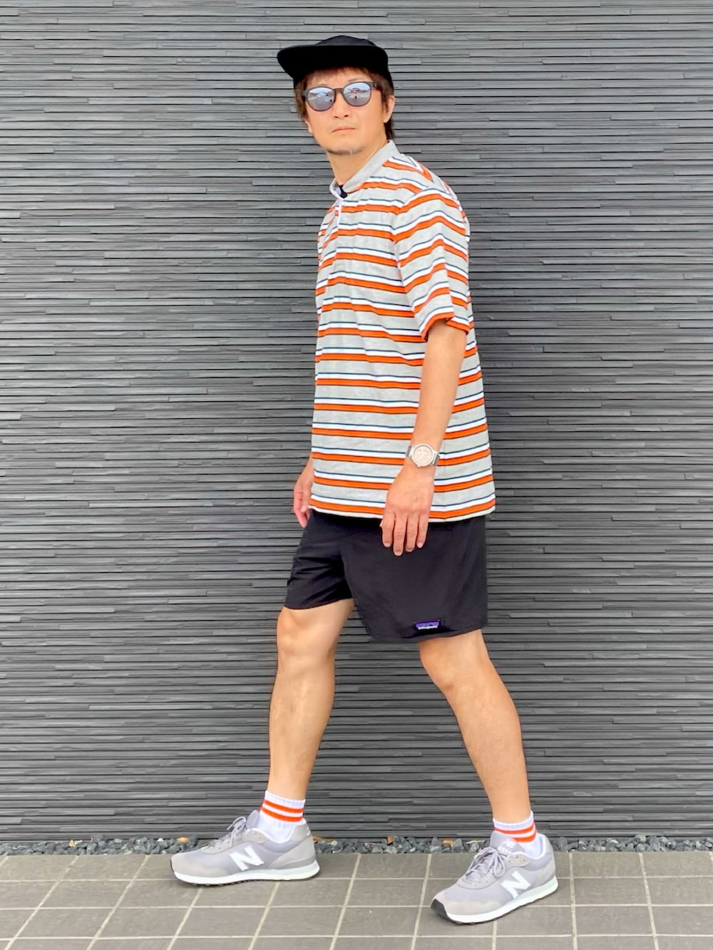 グレー系のTシャツ/カットソー、ブラック系のその他パンツ、グレー系のスニーカーを着用したメンズの夏コーディネートの3枚目の写真