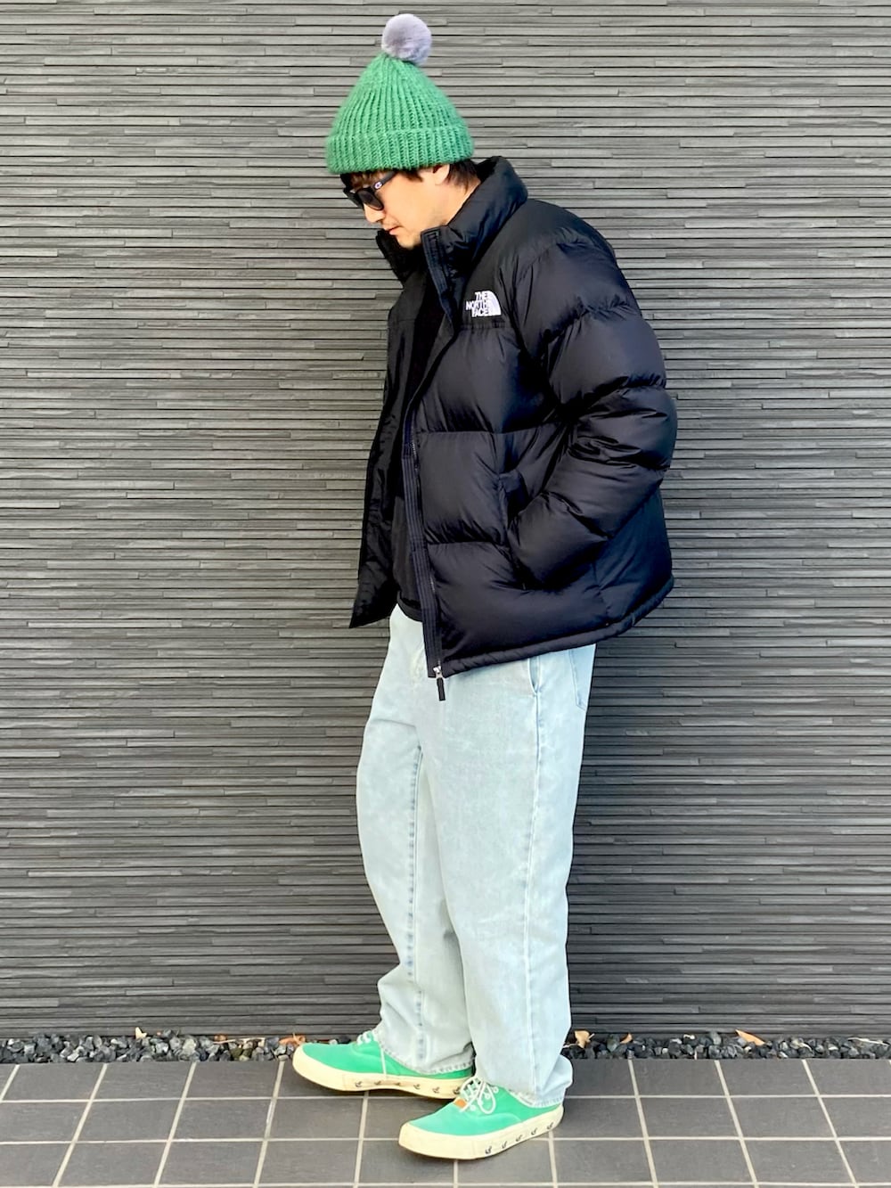 ブラック系のダウンジャケット/コート、ブルー系のデニムパンツ、ブラック系のトップスを着用したメンズの冬コーディネートの4枚目の写真