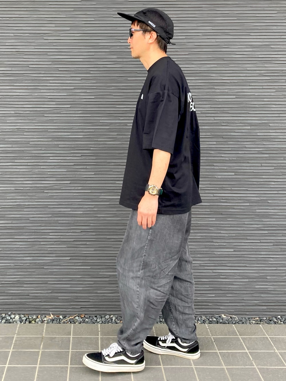 ブラック系のTシャツ/カットソー、ブラック系のその他パンツ、ブラック系のスニーカーを着用したメンズの夏コーディネートの2枚目の写真