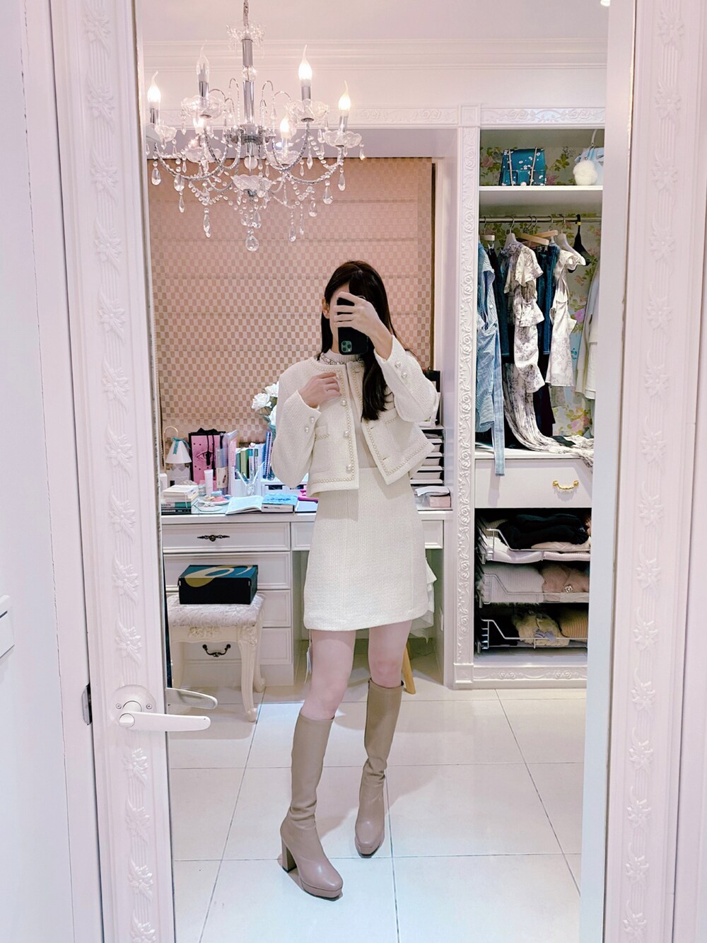 ベージュ系のブーツ、ホワイト系のスカート、ホワイト系のその他アウターを着用したレディースの冬コーディネートの2枚目の写真