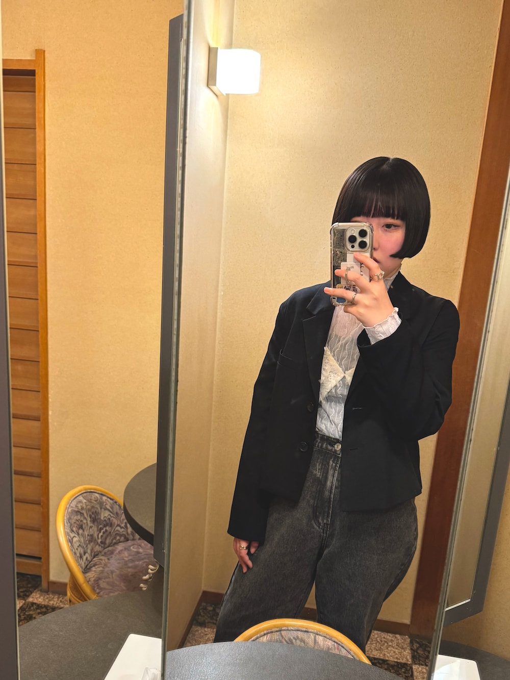 ブルー系のスニーカー、ブラック系のデニムパンツ、ホワイト系のキャミソールを着用したレディースの夏コーディネートの3枚目の写真