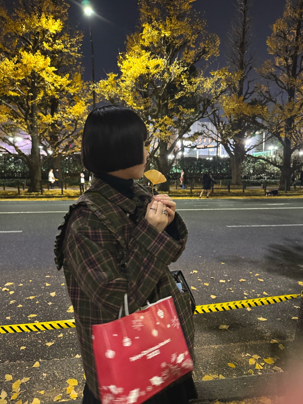 ブラック系のローファー、ホワイト系のスカート、グリーン系のテーラードジャケットを着用したレディースの冬コーディネートの2枚目の写真