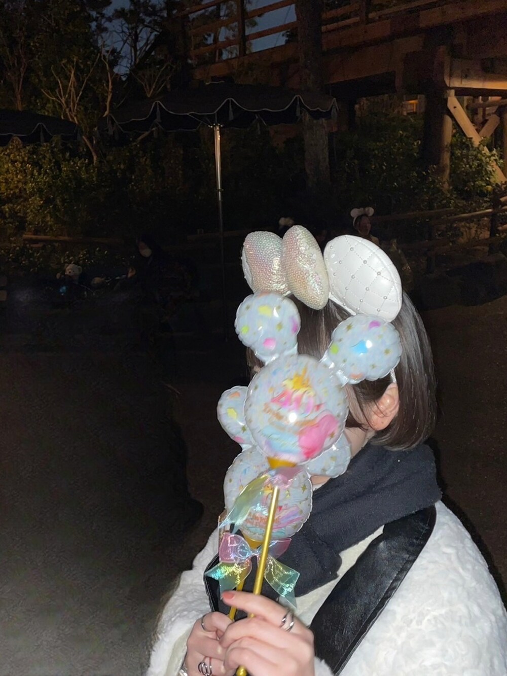 ホワイト系のスカート、ブラック系のローファー、ホワイト系のショルダーバッグを着用したレディースの冬コーディネートの3枚目の写真