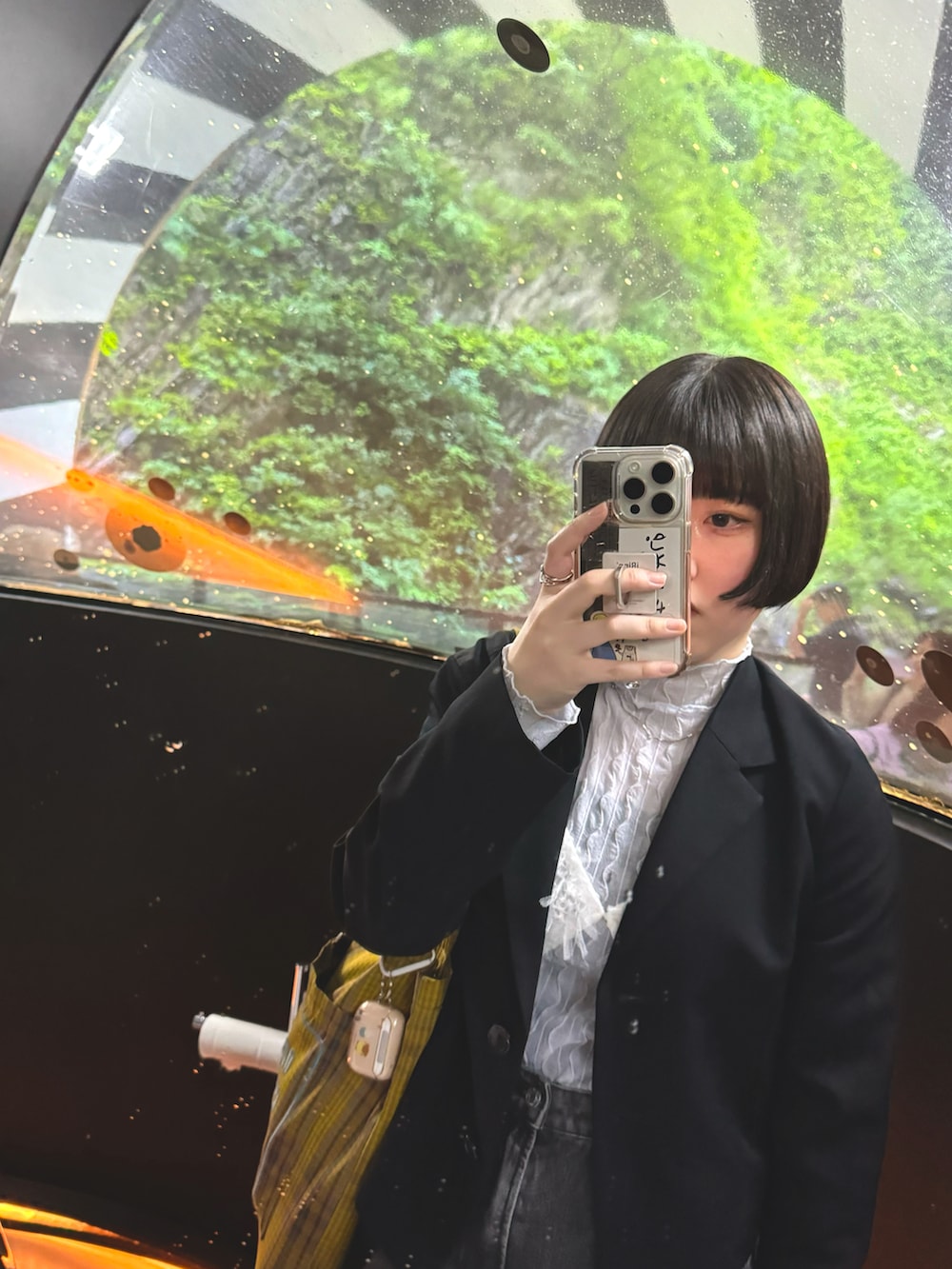 ブルー系のスニーカー、ブラック系のデニムパンツ、ホワイト系のキャミソールを着用したレディースの夏コーディネートの2枚目の写真