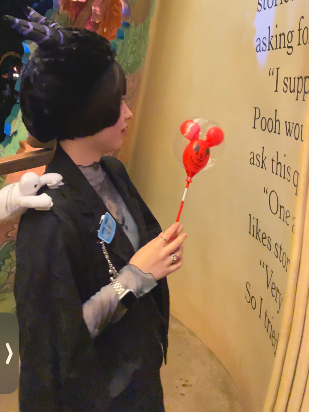 ブラック系のその他パンツ、ブラック系のローファー、ブラック系のテーラードジャケットを着用したレディースの秋コーディネートの3枚目の写真