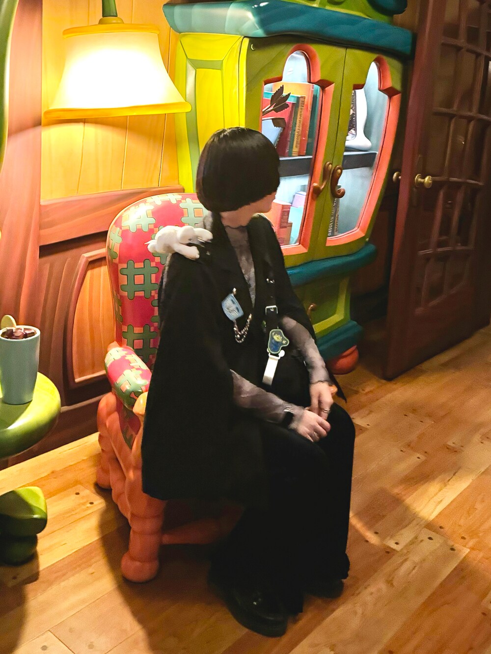 ブラック系のその他パンツ、ブラック系のローファー、ブラック系のテーラードジャケットを着用したレディースの秋コーディネートの2枚目の写真