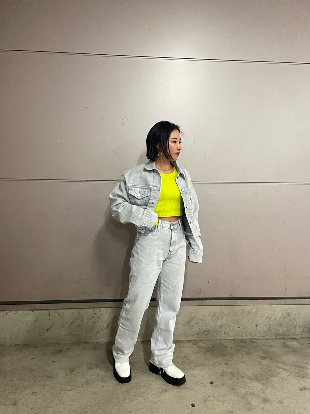 イエロー系のTシャツ/カットソー、グレー系のデニムジャケット、グレー系のデニムパンツを着用したレディースの冬コーディネートの2枚目の写真