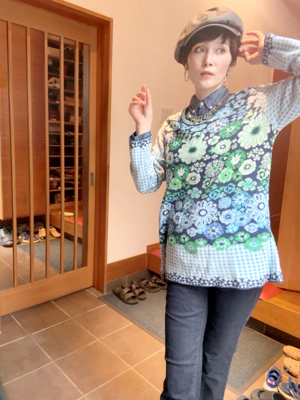 ブルー系のデニムパンツ、ブルー系のニット/セーター、ブルー系のスニーカーを着用したレディースの秋コーディネートの4枚目の写真