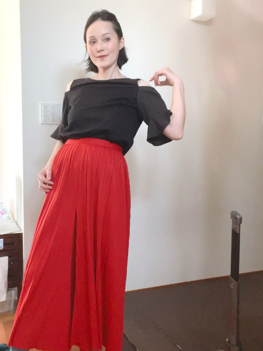 レッド系のパンツ、ブラック系のデニムジャケット、ブラック系のTシャツ/カットソーを着用したレディースの春コーディネートの2枚目の写真