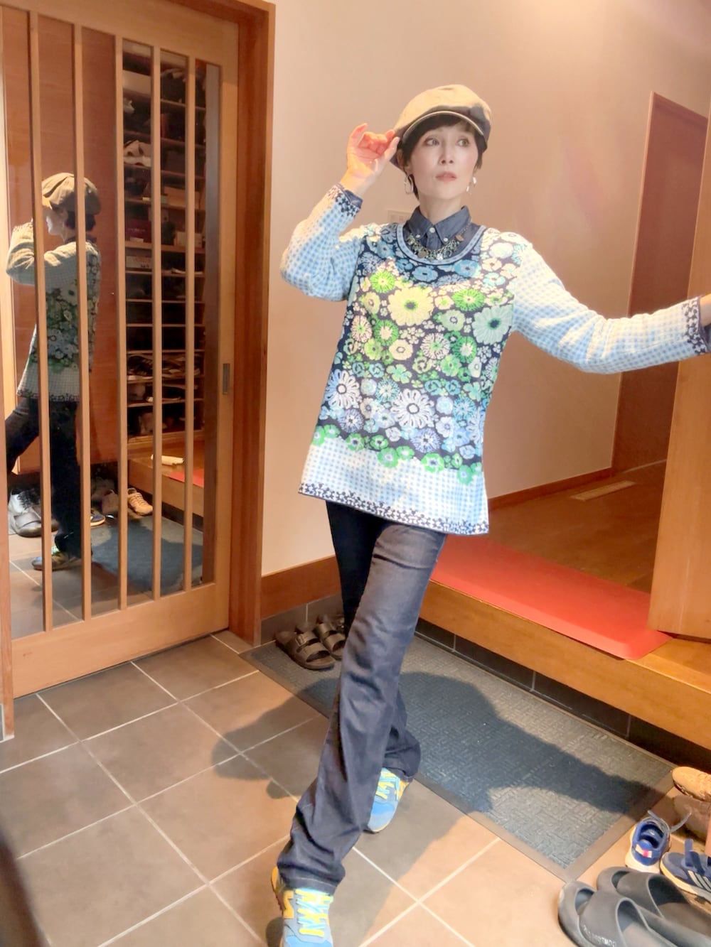 ブルー系のデニムパンツ、ブルー系のニット/セーター、ブルー系のスニーカーを着用したレディースの秋コーディネートの2枚目の写真