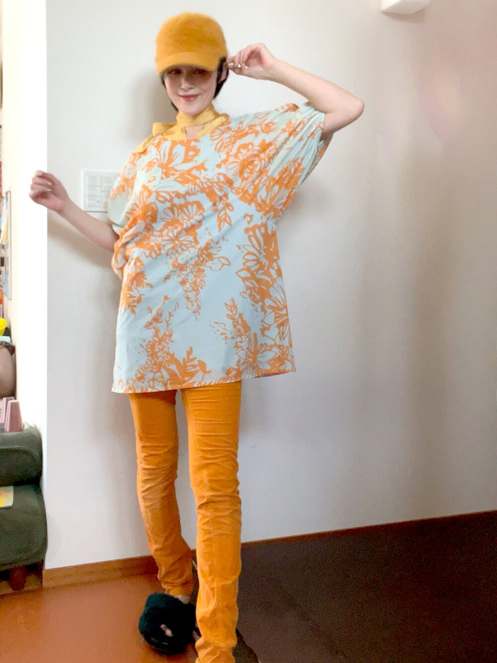 オレンジ系のその他パンツ、イエロー系のシャツ/ブラウス、オレンジ系のチュニックを着用したレディースの秋コーディネートの3枚目の写真