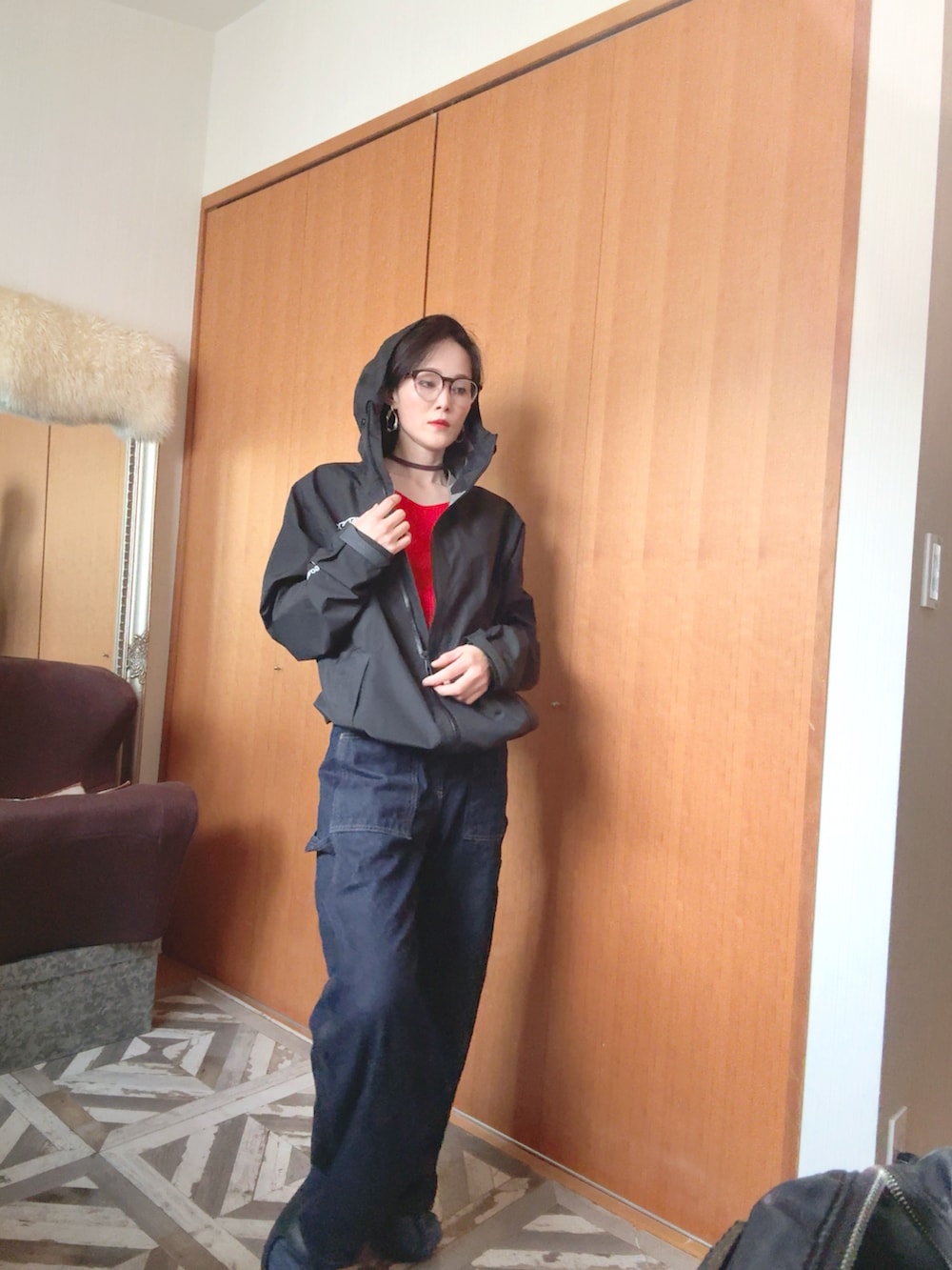 ブルー系のデニムパンツを着用したレディースの冬コーディネートの2枚目の写真