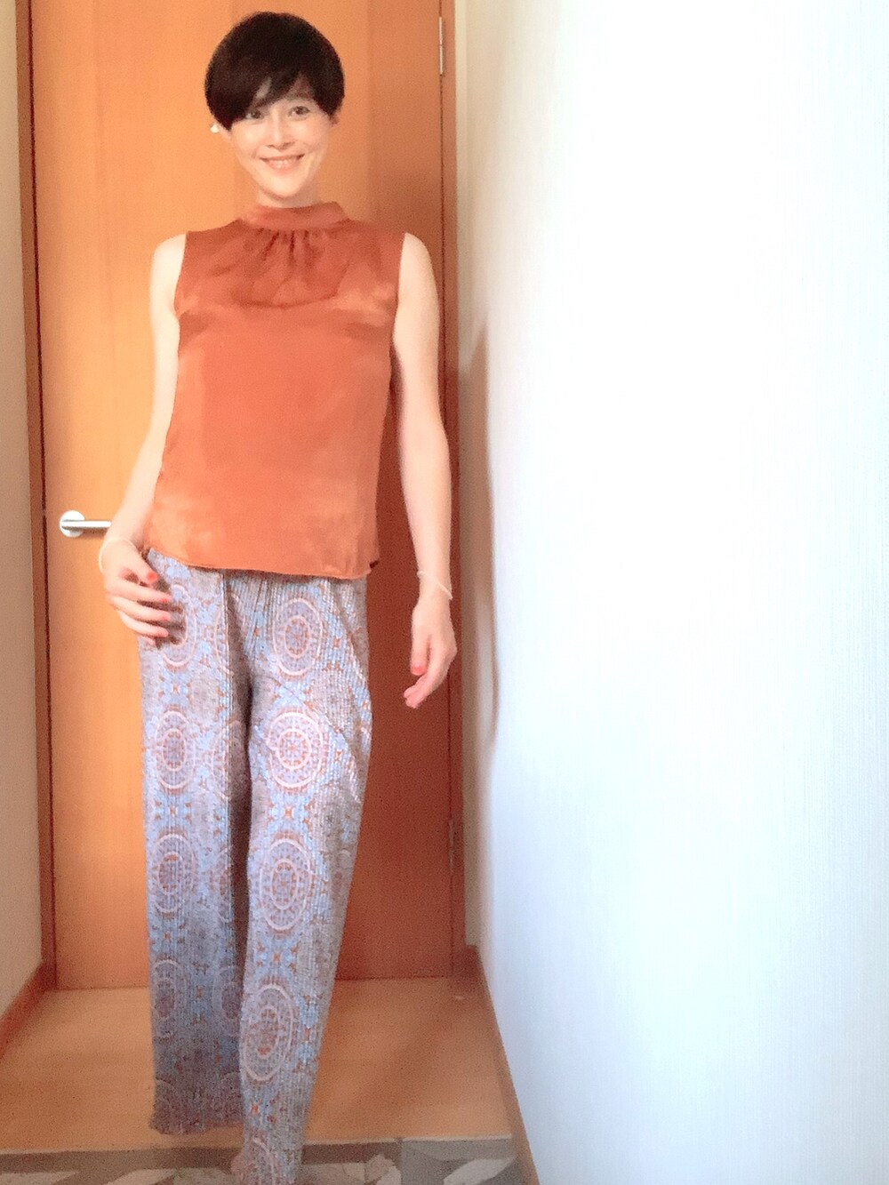 その他のパンツ、ブラウン系のシャツ/ブラウス、ホワイト系のカーディガン/ボレロを着用したレディースの夏コーディネートの2枚目の写真