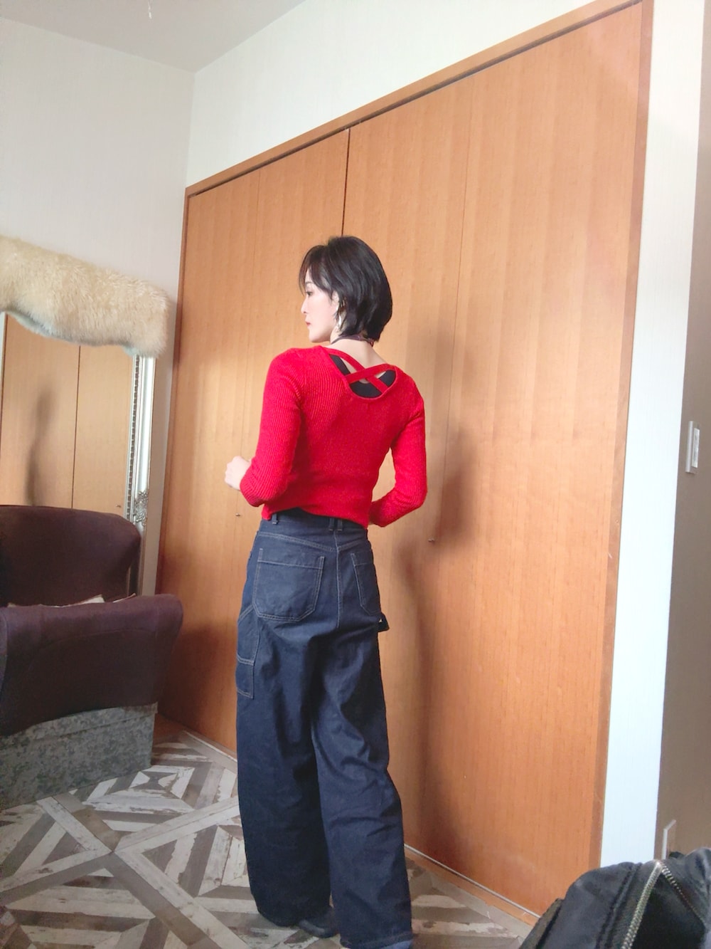 ブルー系のデニムパンツを着用したレディースの冬コーディネートの3枚目の写真