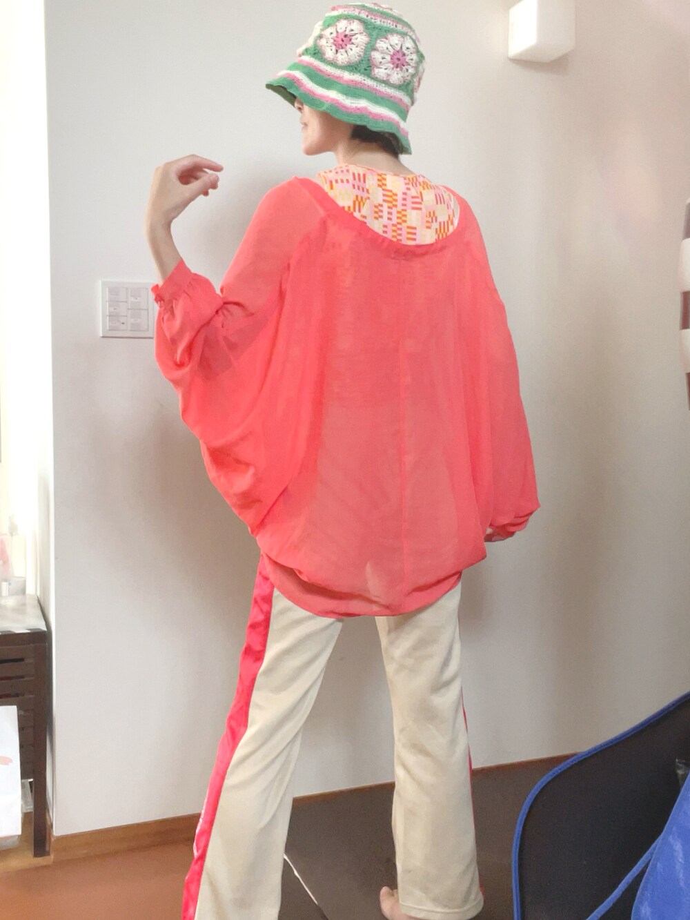 ベージュ系のパンツ、ピンク系のシャツ/ブラウス、オレンジ系のタンクトップを着用したレディースの夏コーディネートの2枚目の写真