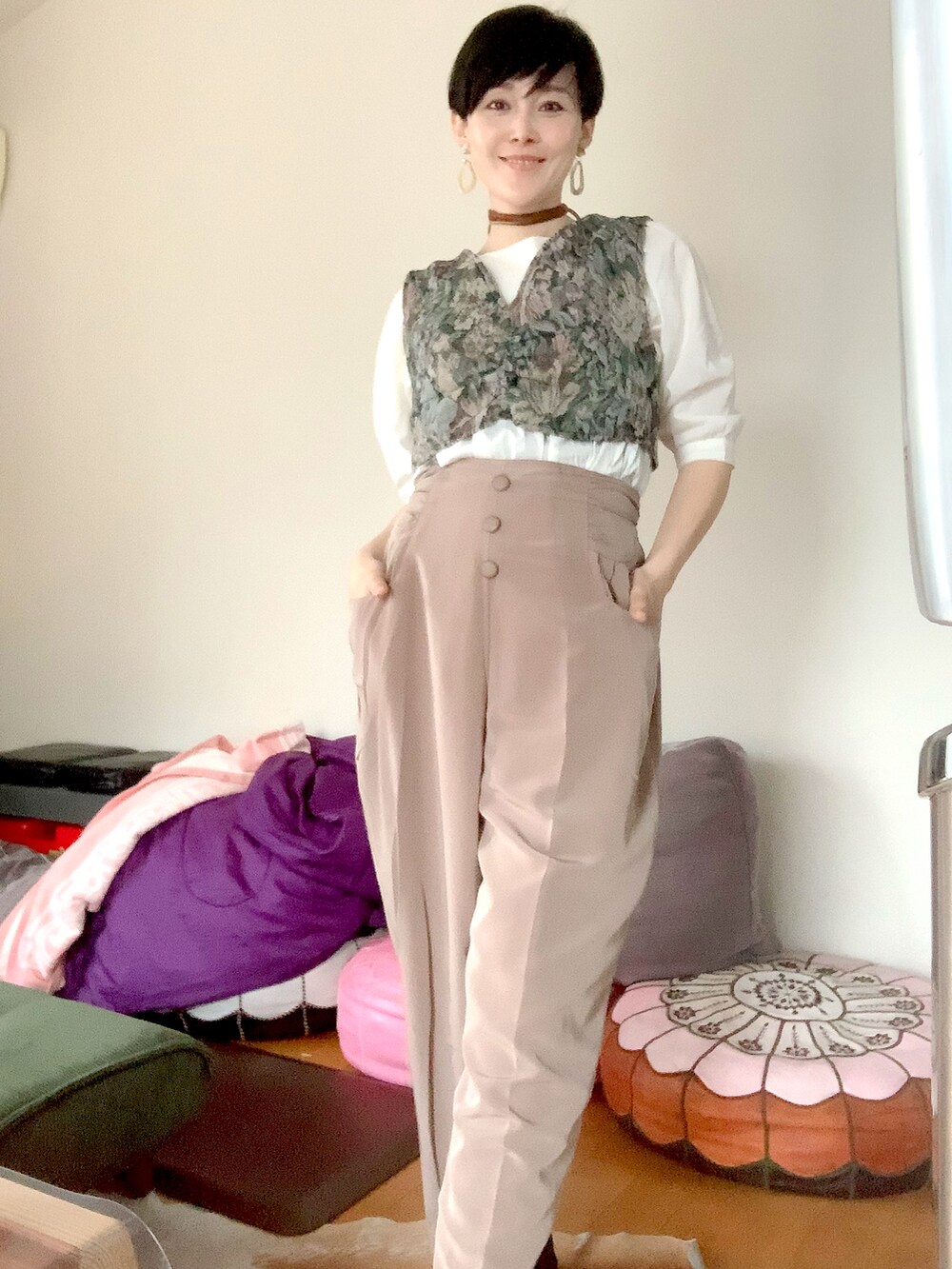 「大人カジュアル、ママコーデ、妊婦、妊娠5ヶ月、レイヤードスタイル、ビスチェ、ハイウエストパンツ、マリンキャップ、花粉症、チョーカー、革紐、白ブラウス、MA-1、イヤリング、apresjourmignon」｜「GUのアイテム（キャップ、ベージュ系）」を使った、T.Iさん（レディース・166cm）の春コーディネートの2枚目の写真