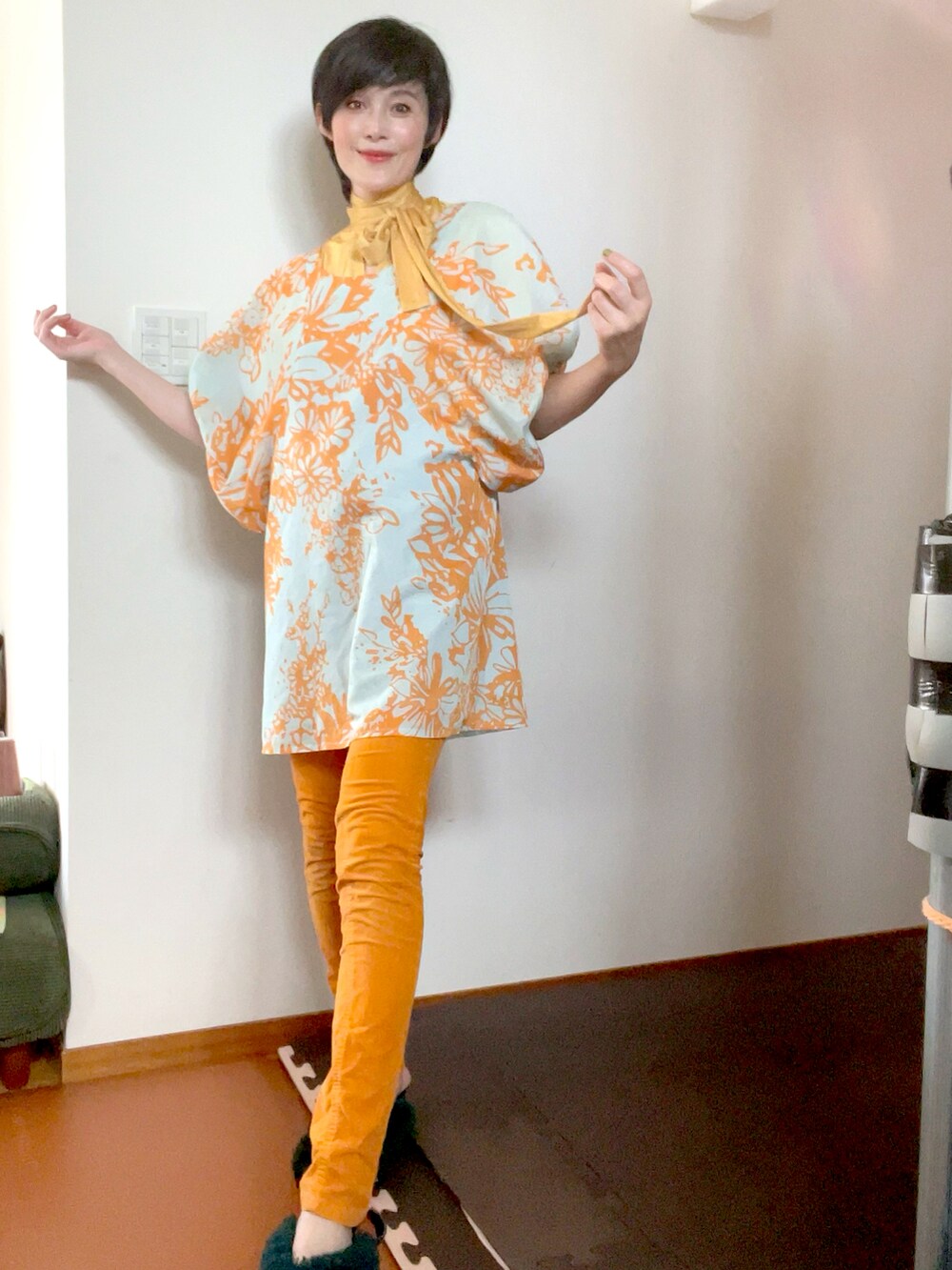 オレンジ系のその他パンツ、イエロー系のシャツ/ブラウス、オレンジ系のチュニックを着用したレディースの秋コーディネートの2枚目の写真