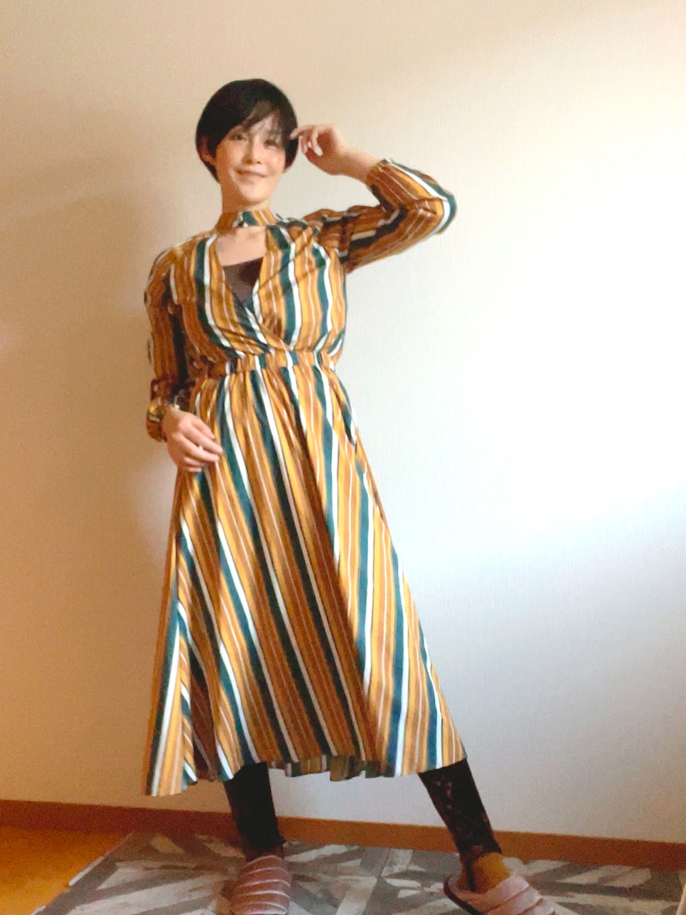 グリーン系のMA-1、イエロー系のワンピース、イエロー系のキャップを着用したレディースの秋コーディネートの2枚目の写真