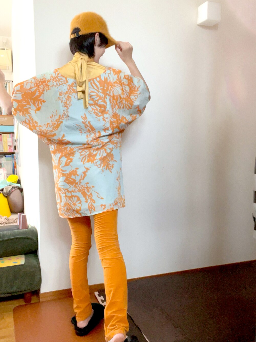 オレンジ系のその他パンツ、イエロー系のシャツ/ブラウス、オレンジ系のチュニックを着用したレディースの秋コーディネートの4枚目の写真