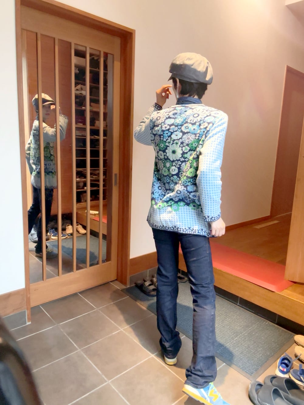 ブルー系のデニムパンツ、ブルー系のニット/セーター、ブルー系のスニーカーを着用したレディースの秋コーディネートの3枚目の写真