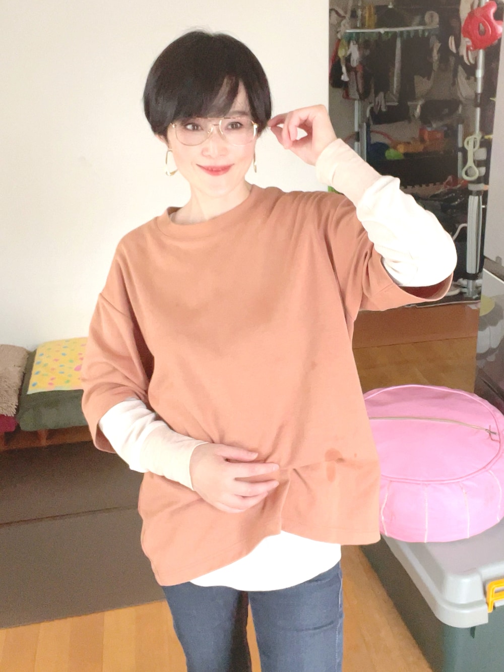 ブラウン系のTシャツ/カットソー、ホワイト系のスニーカー、ゴールド系のピアス（両耳用）を着用したレディースの春コーディネートの2枚目の写真