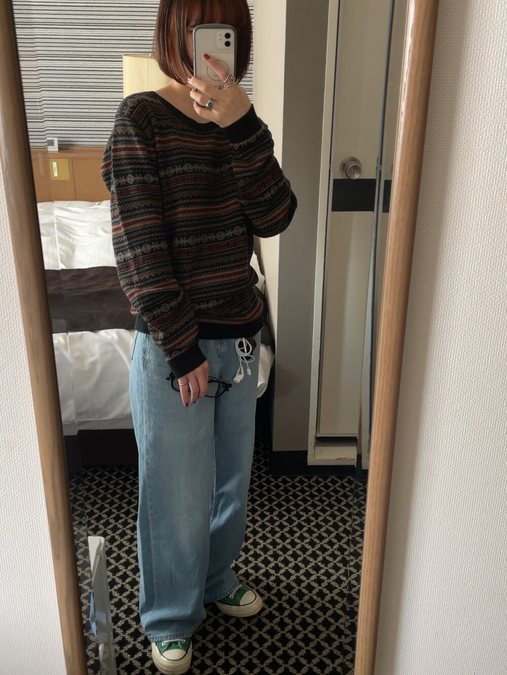 ブルー系のデニムパンツ、ブラック系のジャケット/アウターを着用したレディースの冬コーディネートの2枚目の写真