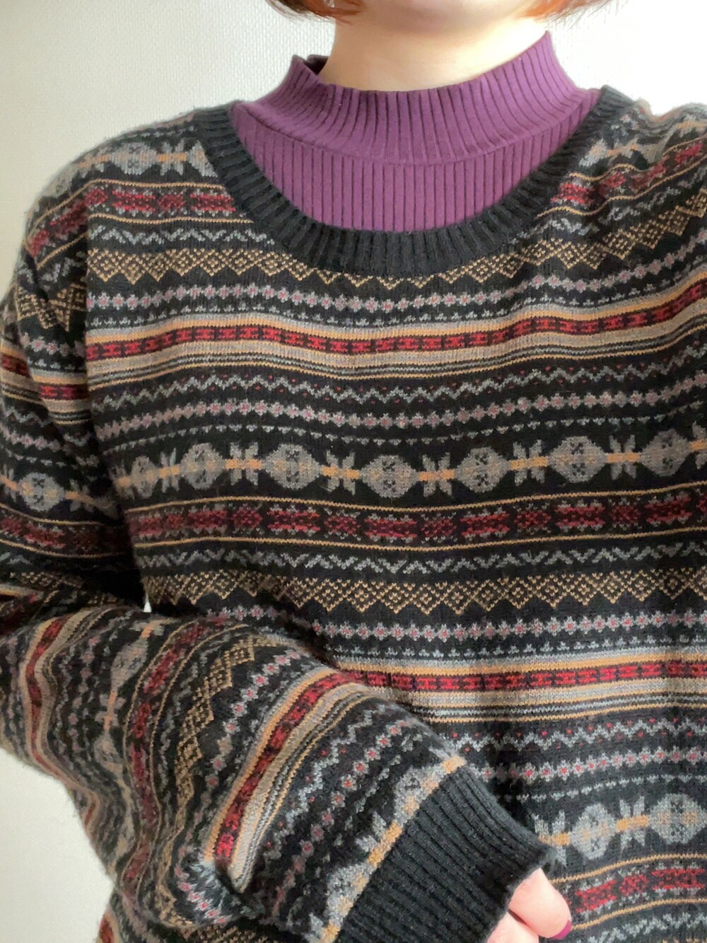 ブルー系のデニムパンツ、ブラック系のジャケット/アウターを着用したレディースの冬コーディネートの3枚目の写真