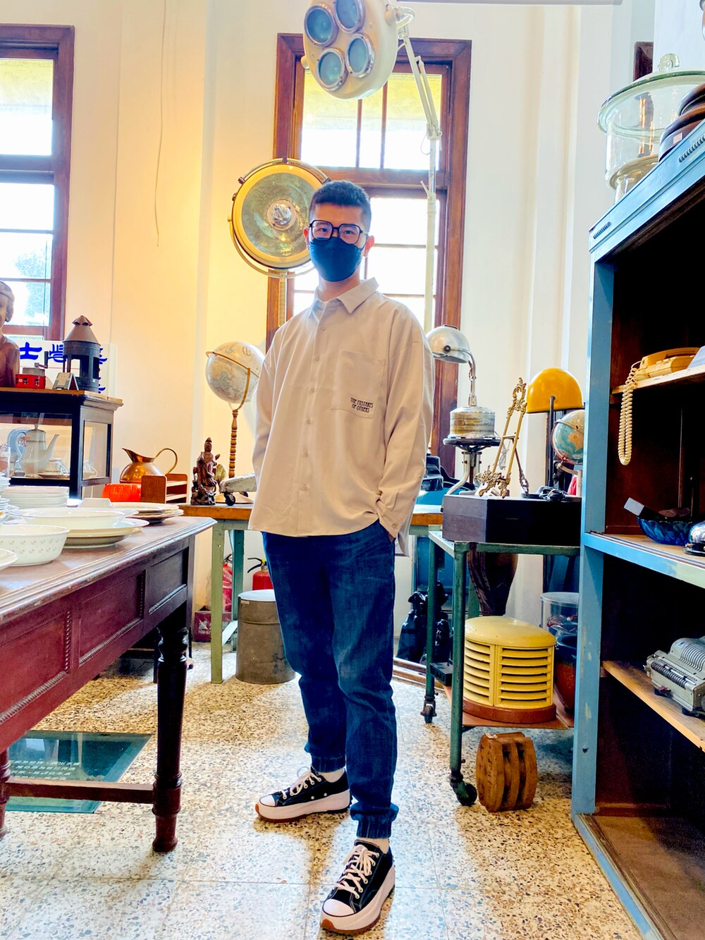 ベージュ系のシャツ/ブラウス、ブルー系のデニムパンツ、ブラック系のシューズを着用したメンズの春コーディネートの2枚目の写真