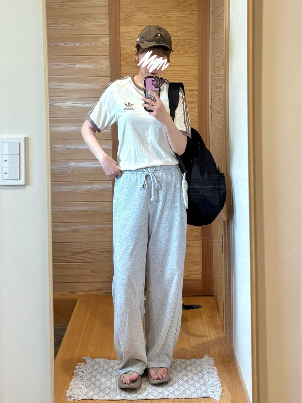 ブラウン系のTシャツ/カットソー、ベージュ系のサンダルを着用したレディースの夏コーディネートの2枚目の写真