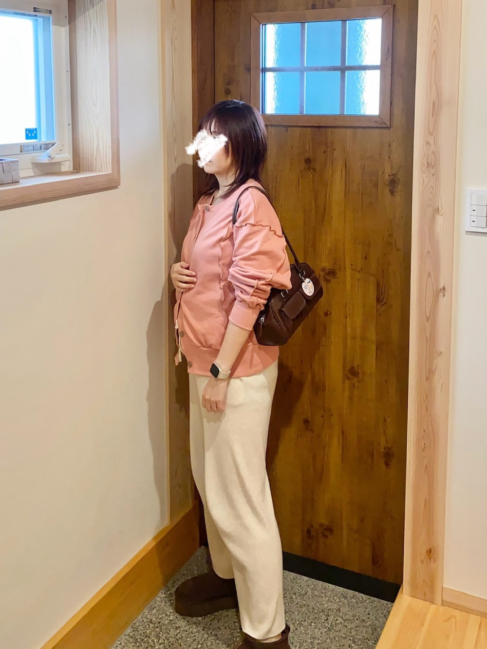 ブラウン系のショルダーバッグ、ピンク系のカーディガン/ボレロを着用したレディースの春コーディネートの2枚目の写真