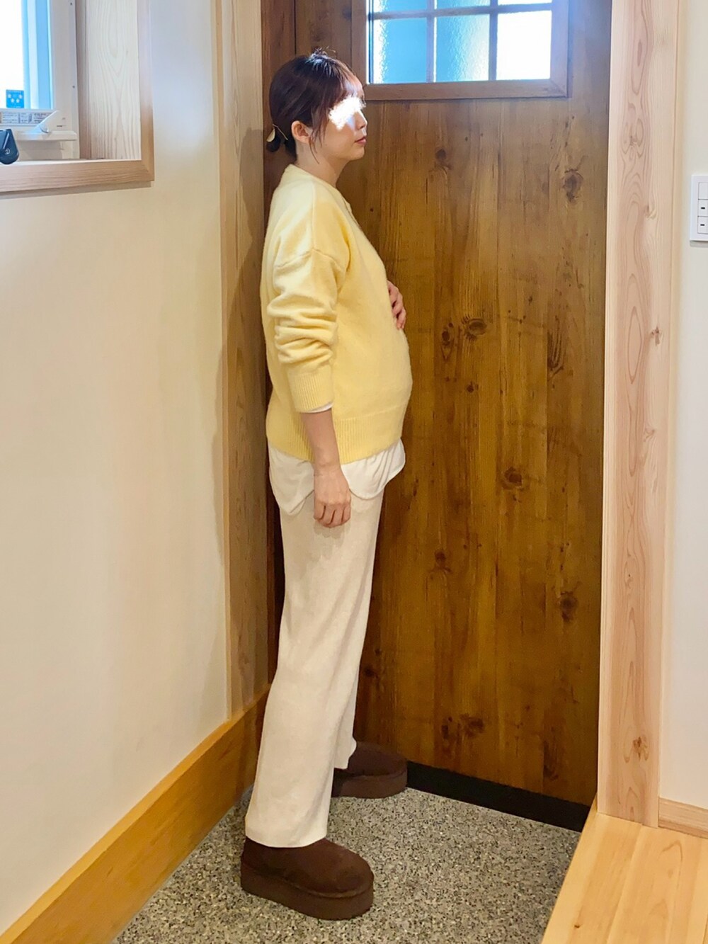 グレー系のパンツを着用したレディースの春コーディネートの2枚目の写真