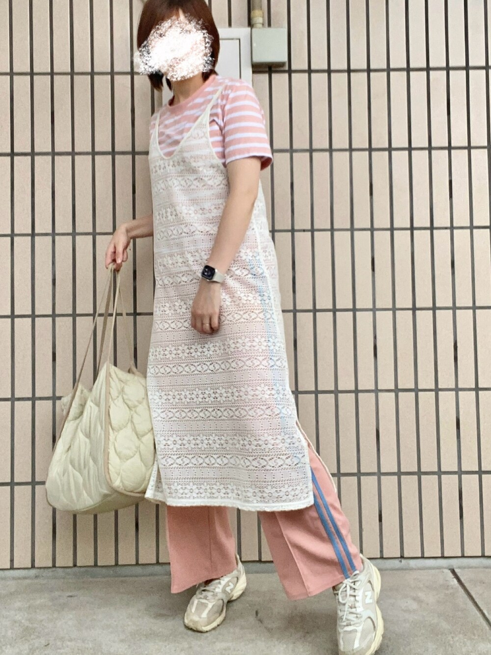 ホワイト系のトートバッグ、ピンク系のパンツ、ホワイト系のスニーカーを着用したレディースの夏コーディネートの2枚目の写真