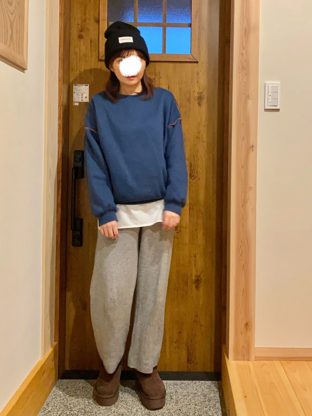 「ニット帽、UNIQLO、カジュアルスタイル、大人かわいい、シンプルスタイル、ラクチンコーデ、大人女子、スウェット、ニットパンツ、ムートンブーツ、プチプラコーデ、休日スタイル、マタニティ」｜「Futier landの【お気に入り数11万人突破】リンキングスウェットプルオーバー（スウェット、ブルー系）」を使った、きなまろさん（骨格ストレート・レディース・165cm）の冬コーディネートの3枚目の写真