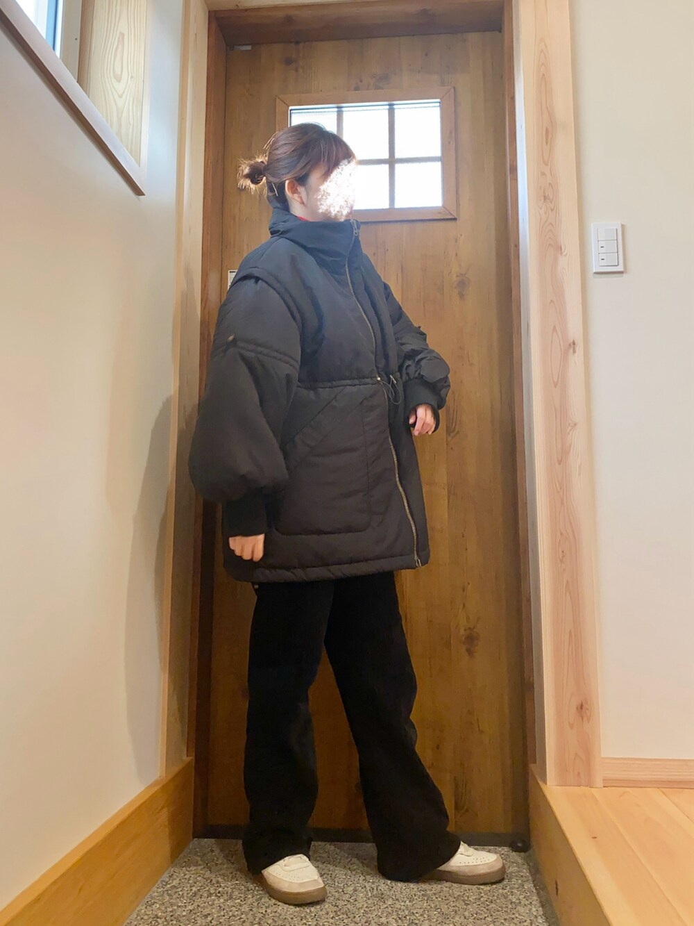 ブラック系のジャケット/アウターを着用したレディースの冬コーディネートの2枚目の写真