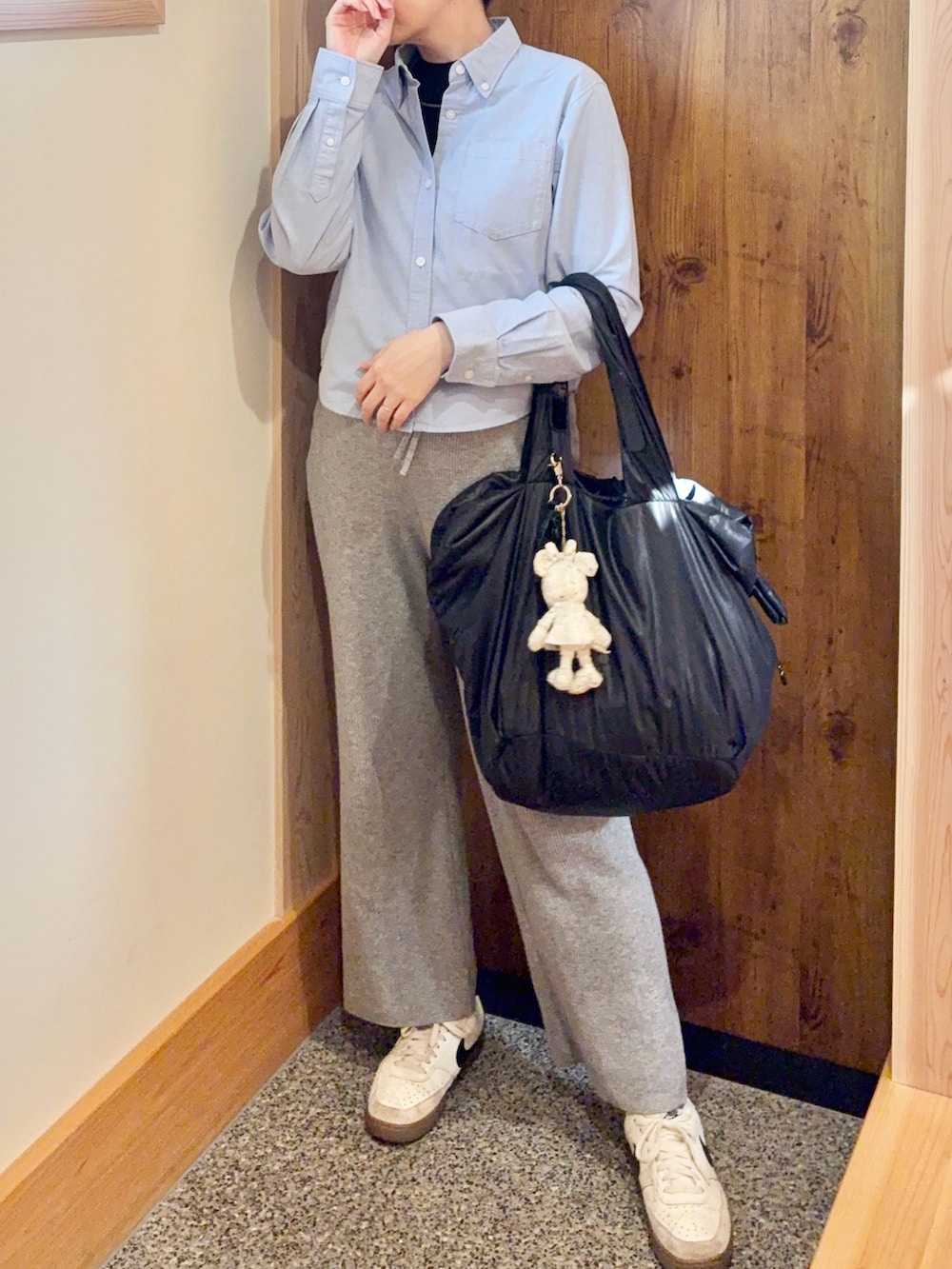 「春服、休日スタイル、ママファッション、マタニティ、春コーデ、シャツスタイル、30代コーデ、春服コーデ、キレイめ、マタニティコーデ」｜「SEE BY CHLOEのアイテム（バッグ、ブラック系）」を使った、きなまろさん（骨格ストレート・レディース・165cm）の春コーディネートの3枚目の写真