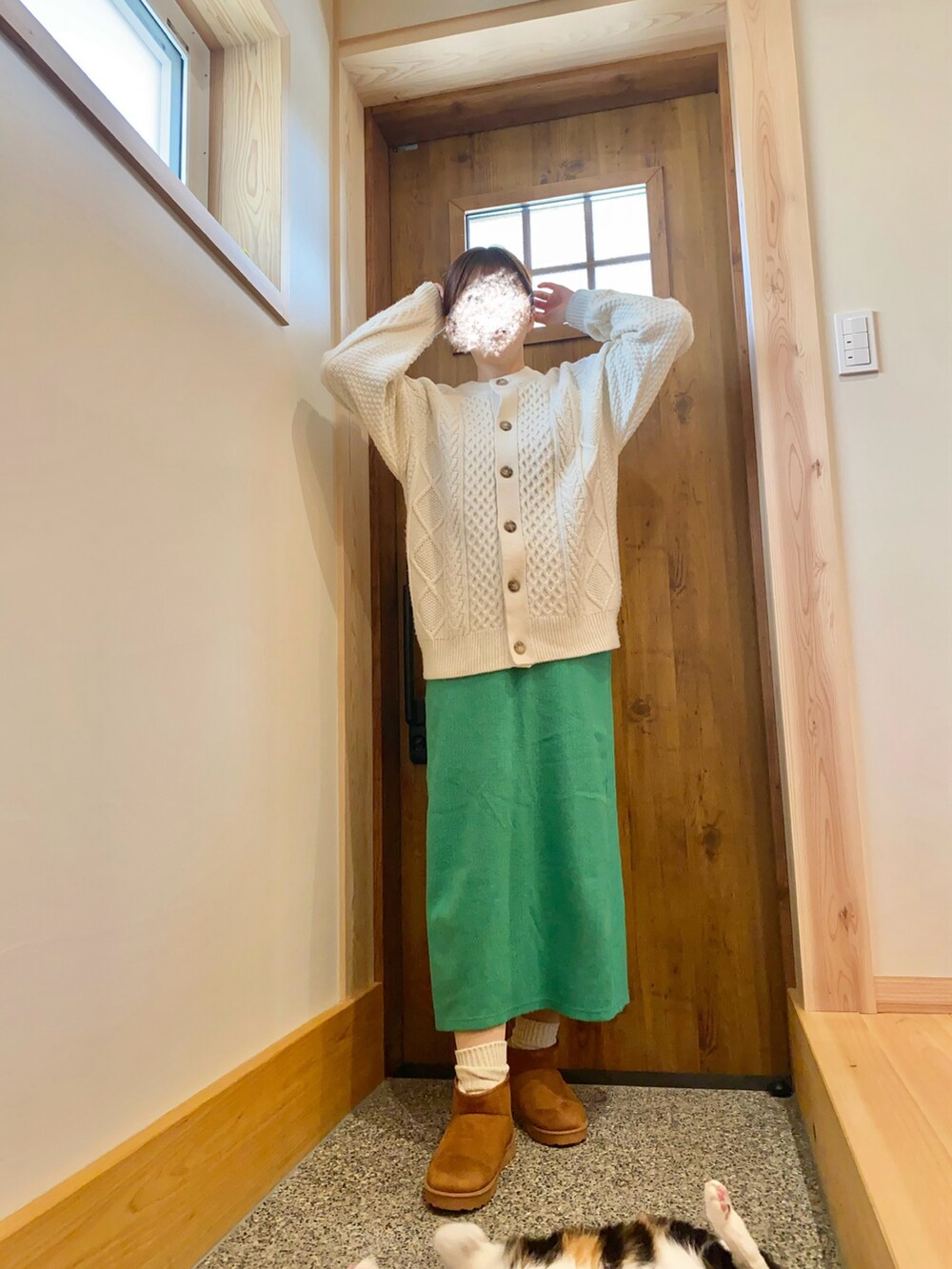 ホワイト系のニット/セーター、グリーン系のスカートを着用したレディースの冬コーディネートの2枚目の写真