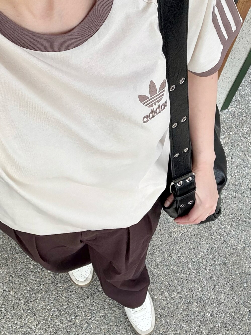 ブラウン系のTシャツ/カットソー、ブラウン系のチノパンツ、ブラック系のショルダーバッグを着用したレディースの夏コーディネートの2枚目の写真