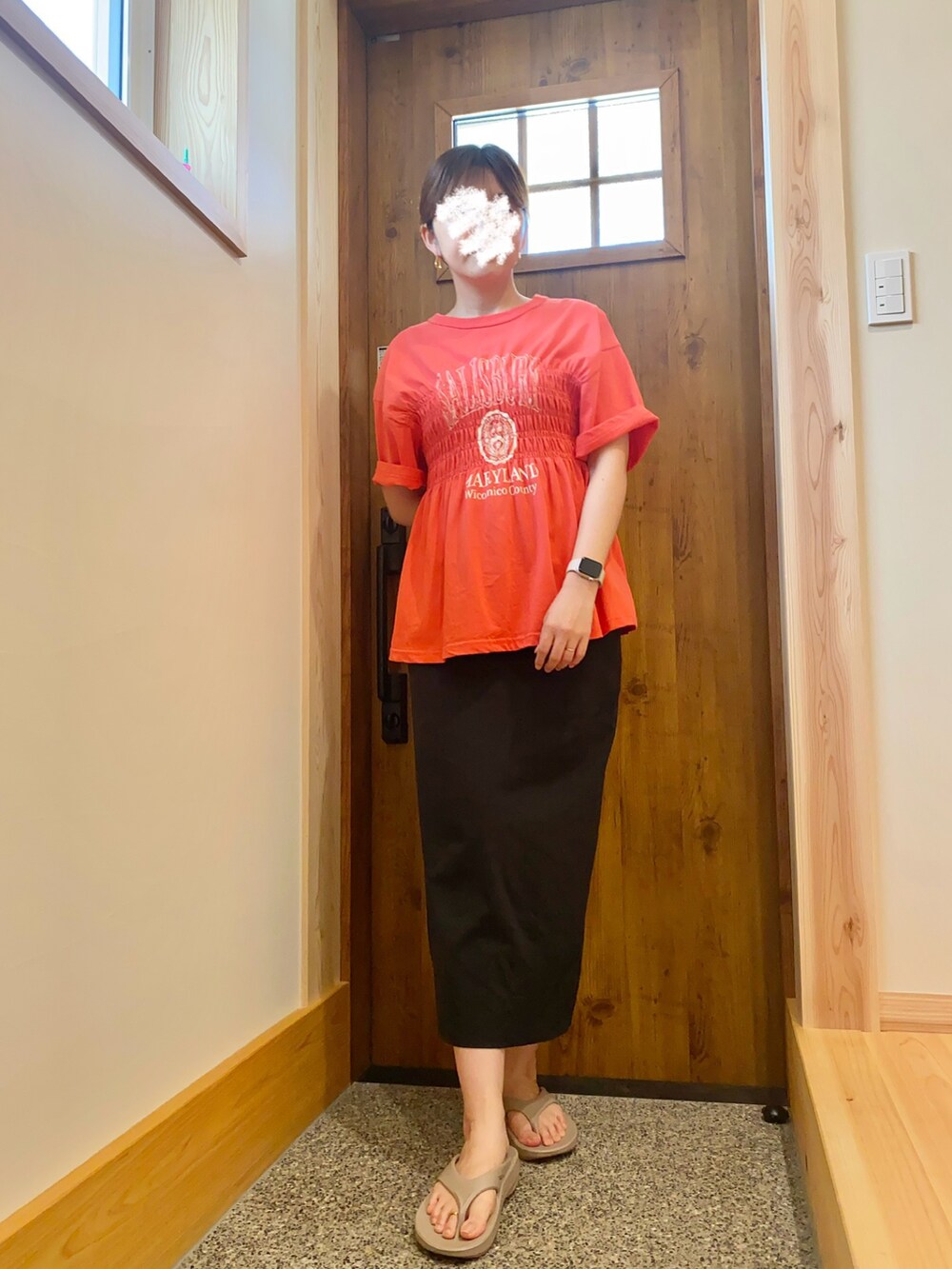 ピンク系のTシャツ/カットソー、ベージュ系のサンダルを着用したレディースの秋コーディネートの2枚目の写真