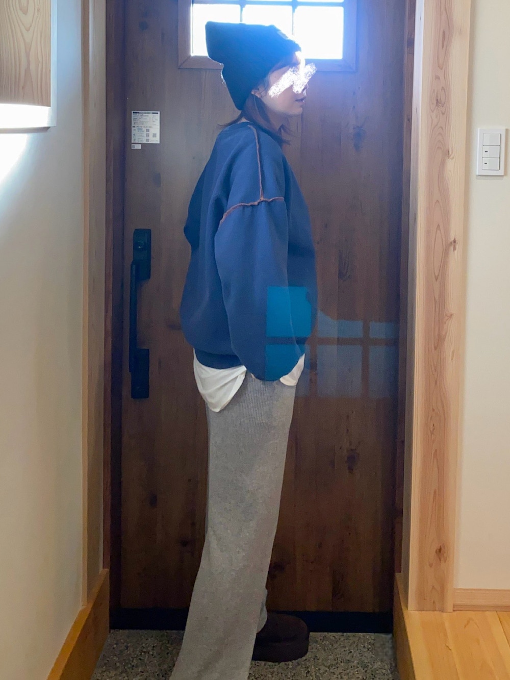 「ニット帽、UNIQLO、カジュアルスタイル、大人かわいい、シンプルスタイル、ラクチンコーデ、大人女子、スウェット、ニットパンツ、ムートンブーツ、プチプラコーデ、休日スタイル、マタニティ」｜「Futier landの【お気に入り数11万人突破】リンキングスウェットプルオーバー（スウェット、ブルー系）」を使った、きなまろさん（骨格ストレート・レディース・165cm）の冬コーディネートの2枚目の写真