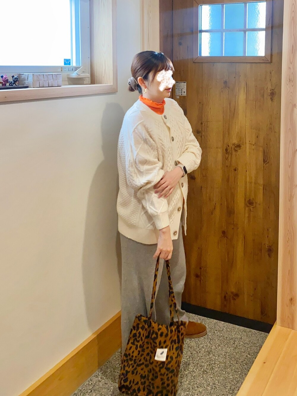 グレー系のパンツを着用したレディースの春コーディネートの2枚目の写真