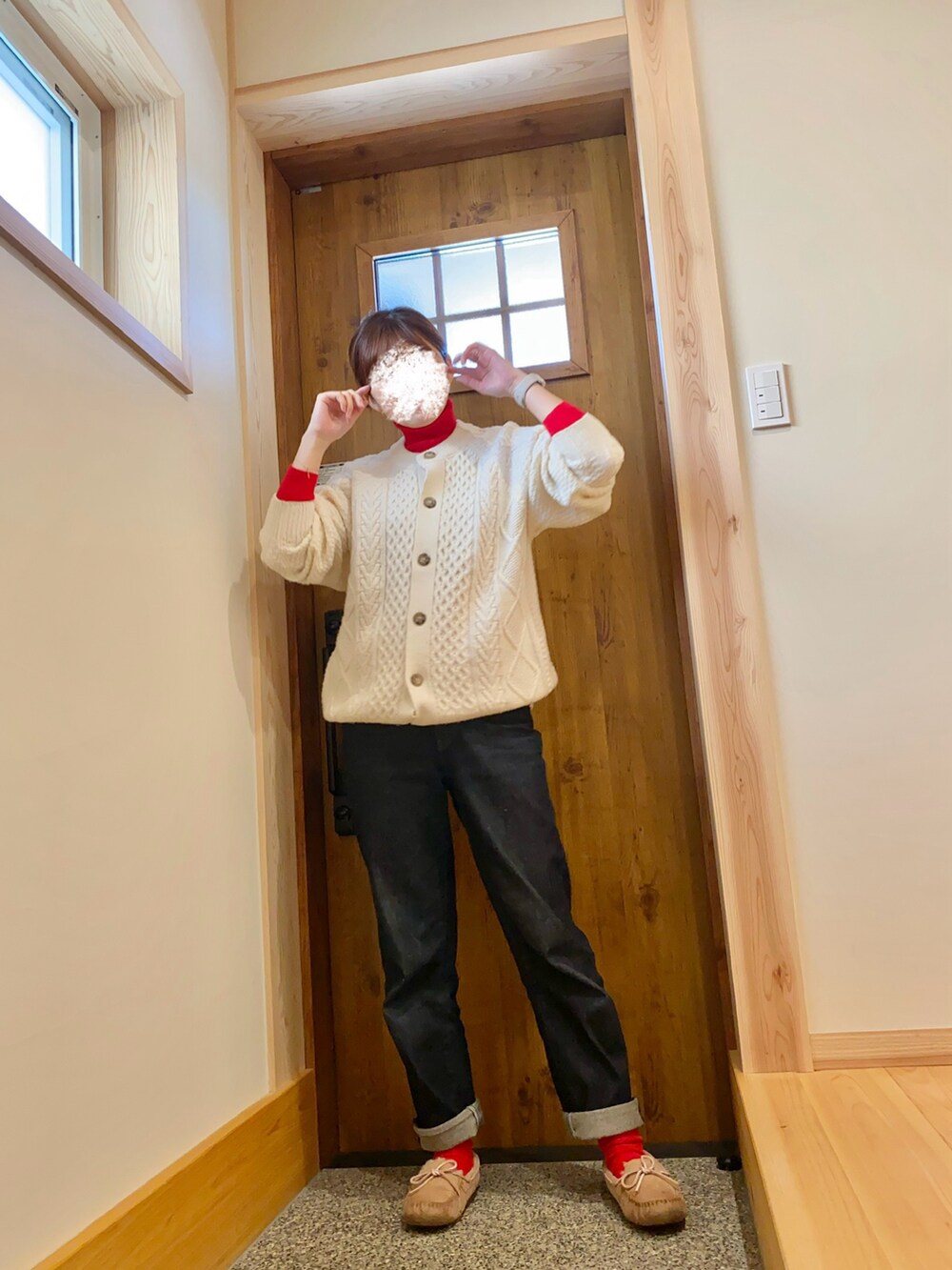 ホワイト系のニット/セーター、ベージュ系のシューズを着用したレディースの冬コーディネートの2枚目の写真